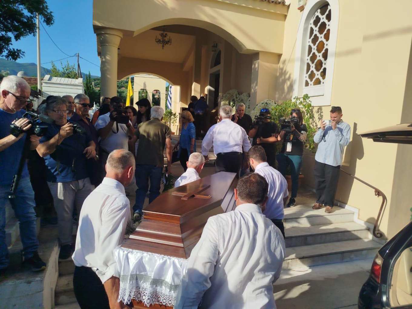 Ανείπωτο θρήνος στη κηδεία της Βασιλικής: Το τελευταίο αντίο στην 39χρονη που δολοφονήθηκε στην Καλαμάτα