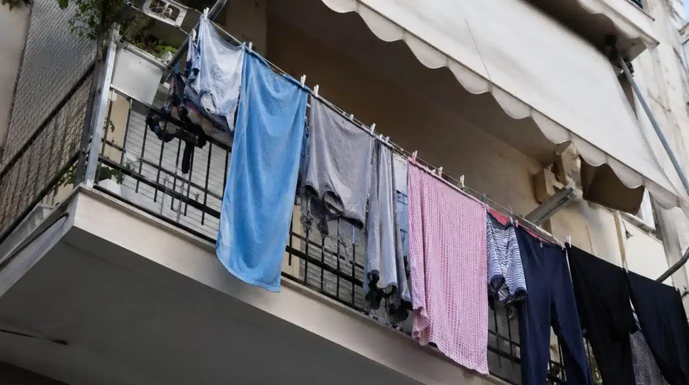 Πρόστιμα έως 500 ευρώ για μπουγάδα στο μπαλκόνι - Δείτε σε ποιες περιοχές