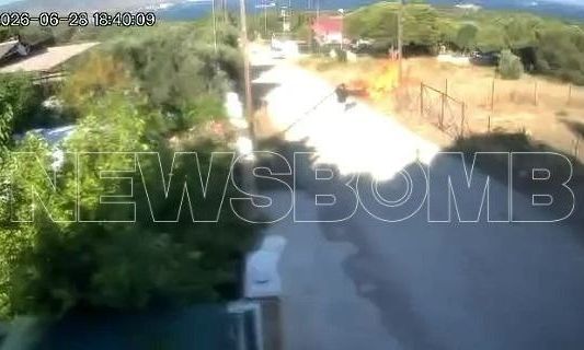 Βίντεο ντοκουμέντο από τη στιγμή που η 57χρονη βάζει φωτιά σε ξερά χόρτα
