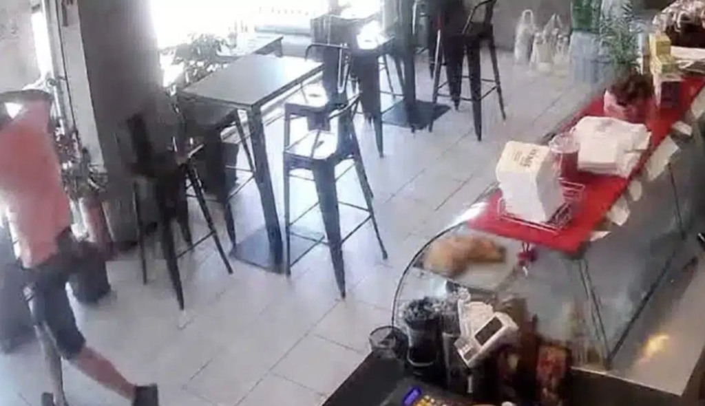 Βίντεο-σoκ από μαγαζί την ώρα του σεισμού σήμερα στην Εύβοια – Η στιγμή που άρχισαν να τρέχουν στους δρόμους