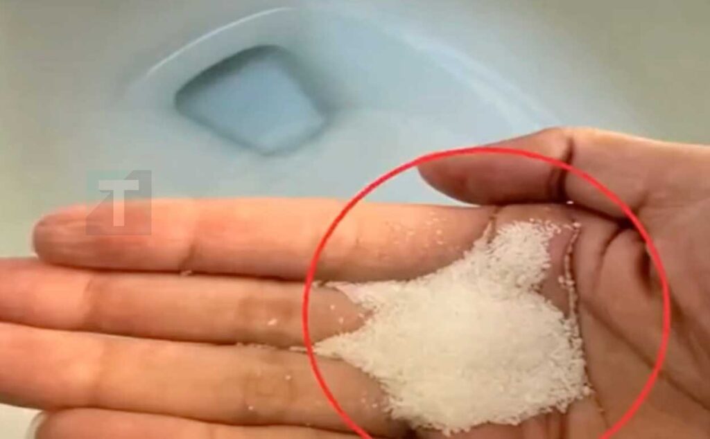 Βάλτε αλάτι στη λεκάνη της τουαλέτας σας. Δείτε γιατί. Αυτό είναι κάτι που οι υδραυλικοί δεν θα σας πουν ποτέ