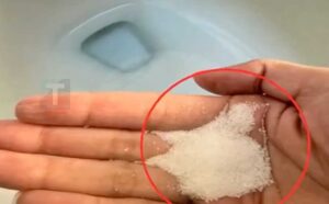 Βάλτε αλάτι στη λεκάνη της τουαλέτας σας. Δείτε γιατί. Αυτό είναι κάτι που οι υδραυλικοί δεν θα σας πουν ποτέ