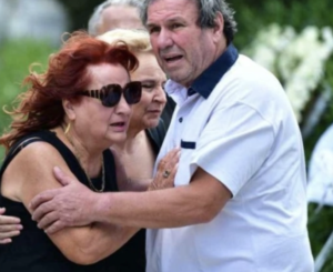 Σκηνές αρχαίας τραγωδίας στην κηδεία του Σωτήρη Τσόγκα: Υποβασταζόμενη και σε πολύ άσχημη κατάσταση η σύζυγός του Μαίρη Ράζη