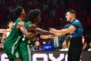 Η αντίδραση Ναν όταν ρωτήθηκε για επίθεση Ταϊρίκ Τζόουνς στα αποδυτήρια – Τι είπε στον δημοσιογράφο της ΕΡΤ