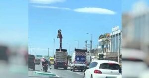 Κηφισός: Βίντεο με ζευγάρι να γλιτώνει από κομμάτια πινακίδας, που «ξηλώθηκε» από γερανό