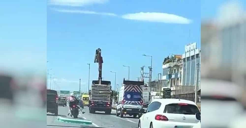 Κηφισός: Βίντεο με ζευγάρι να γλιτώνει από κομμάτια πινακίδας, που «ξηλώθηκε» από γερανό