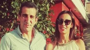 ΤΟΥ ΕΙΠΕ ΟΤΙ ΜΕΤΑΚΟΜΙΖΕΙ: ΕΤΣΙ ΞΕΚΙΝΗΣΕ Ο ΚΑΒΓΑΣ ΤΗΣ ΑΝΤΙΓΟΝΗΣ ΜΕ ΤΟΝ ΣΥΖΥΓΟ ΔΟΛΟΦΟΝΟ ΤΗΣ