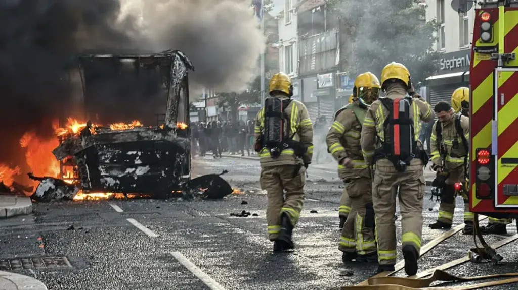 Χάος στο Μπέλφαστ: Φλέγεται η πόλη μετά την επίθεση Σουδανού στον 40χρονο – Διαδηλωτές καίνε σπίτια μεταναστών