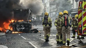 Χάος στο Μπέλφαστ: Φλέγεται η πόλη μετά την επίθεση Σουδανού στον 40χρονο – Διαδηλωτές καίνε σπίτια μεταναστών