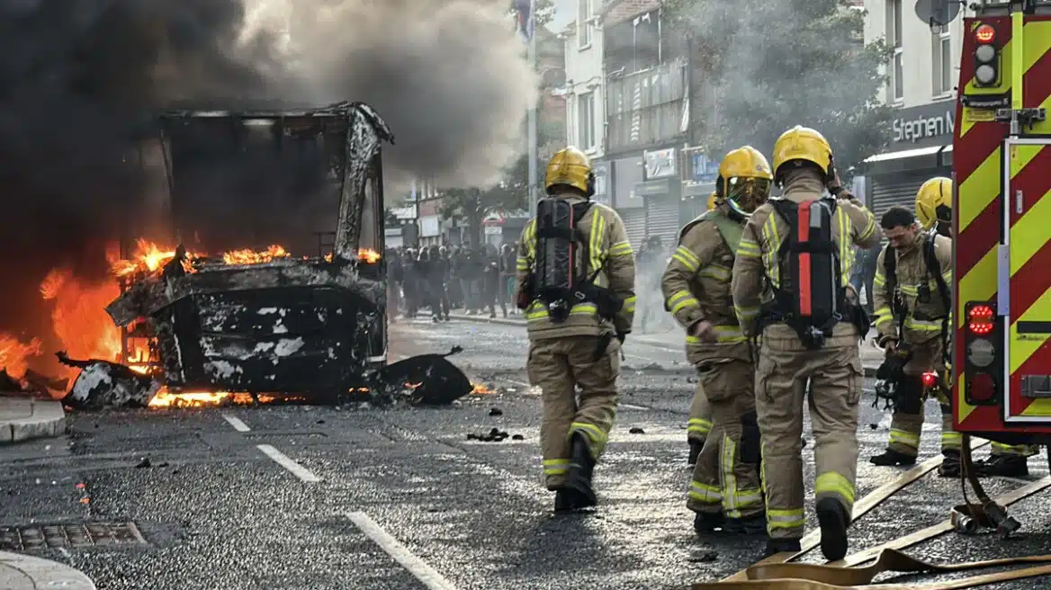 Χάος στο Μπέλφαστ: Φλέγεται η πόλη μετά την επίθεση Σουδανού στον 40χρονο – Διαδηλωτές καίνε σπίτια μεταναστών
