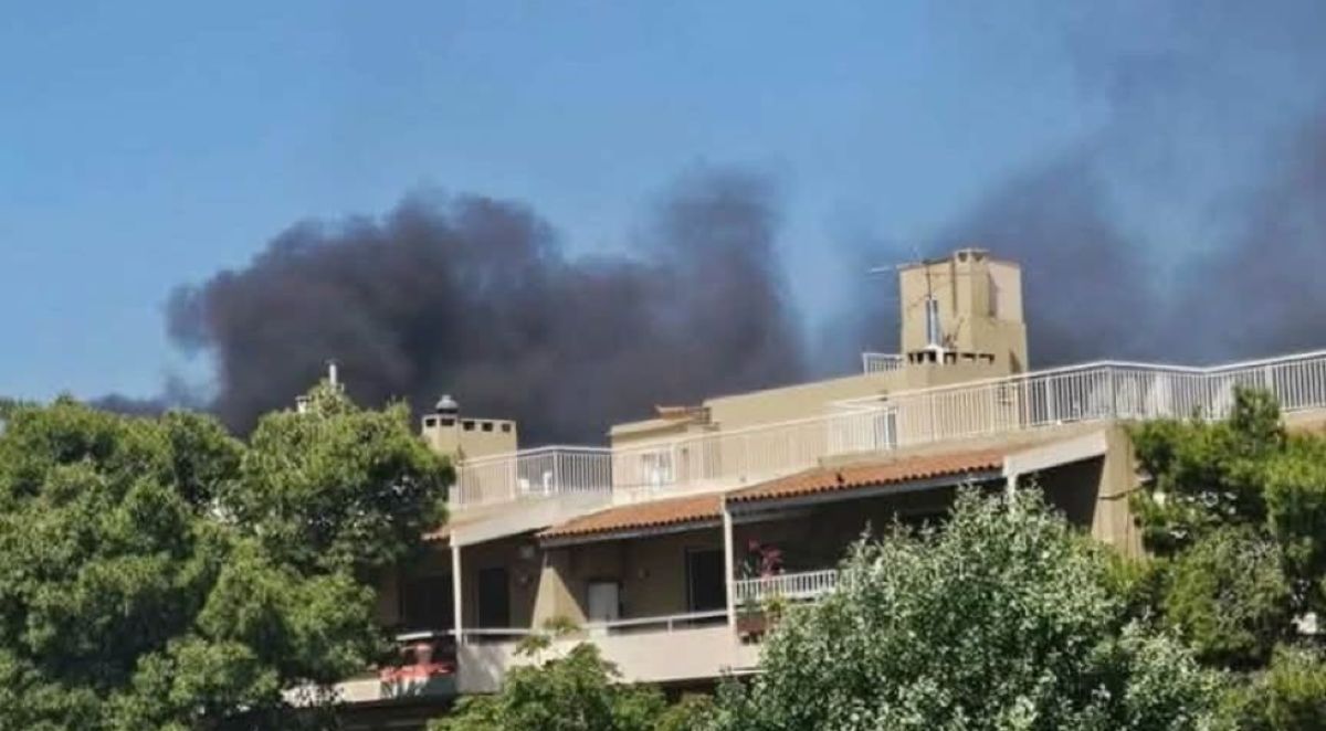 ΣΤΙΓΜΕΣ ΑΓΩΝΙΑΣ ΣΤΗΝ ΑΓΙΑ ΠΑΡΑΣΚΕΥΗ: ΞΕΣΠΑΣΕ ΦΩΤΙΑ - ΔΙΝΟΥΝ ΜΑΧΗ ΜΕ ΤΙΣ ΦΛΟΓΕΣ ΟΙ ΚΑΤΟΙΚΟΙ