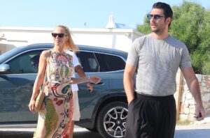 Γύρισε όλη η παραλία και τους κοίταζε: Σούσουpo με Ντορέττα Παπαδημητρίου και Γιώργο Γεροντιδάκη σε παραλία της Πάρου – Bívτεο