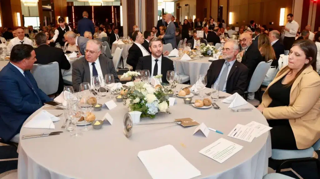 Η πιο αμήχανη στιγμή: Έβαλαν Γεωργιάδη, Ανδρουλάκη και Κωνσταντοπούλου στο ίδιο τραπέζι, δεν αντάλλαξαν κουβέντα