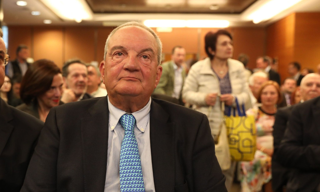 ΒΑΡΥ ΠΕΝΘΟΣ ΓΙΑ ΤΟΝ ΚΩΣΤΑ ΚΑΡΑΜΑΝΛΗ – ΜΟΛΙΣ ΜΑΘΕΥΤΗΚΕ