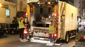 Τραυματίστηκε εργαζόμενη της καθαριότητας στον Βόλο όταν αυτοκίνητο έπεσε σε απορριμματοφόρο