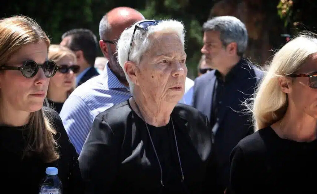 Αρνήθηκε η χήρα του Σουφλιά να δώσει το χέρι στον Μητσοτάκη