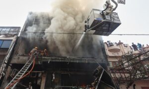 ΜΕΓΑΛΗ ΦΩΤΙΑ ΤΩΡΑ ΣΕ ΕΜΠΟΡΙΚΟ ΚΕΝΤΡΟ – ΤΡΕΧΕΙ ΠΑΝΩ ΚΑΤΩ Ο ΚΟΣΜΟ ΝΑ ΣΩΘΕΙ