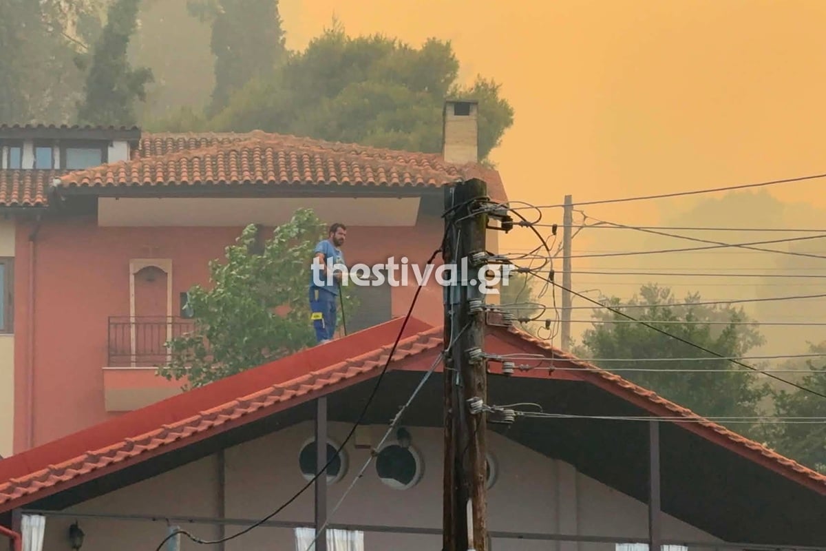 ΕΚΤΑΚΤΟ - Μήνυμα του 112 για εκκένωση της Λητής, ένας νεκρός και μια εγκαυματίας, δίπλα στα σπίτια οι φλόγες