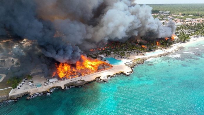 ΕΚΤΑΚΤΟ ΤΩΡΑ: ΦΩΤΙΑ ΣΕ ΠΑΣΙΓΝΩΣΤΟ ΞΕΝΟΔΟΧΕΙΟ ΓΕΜΑΤΟ ΚΟΣΜΟ