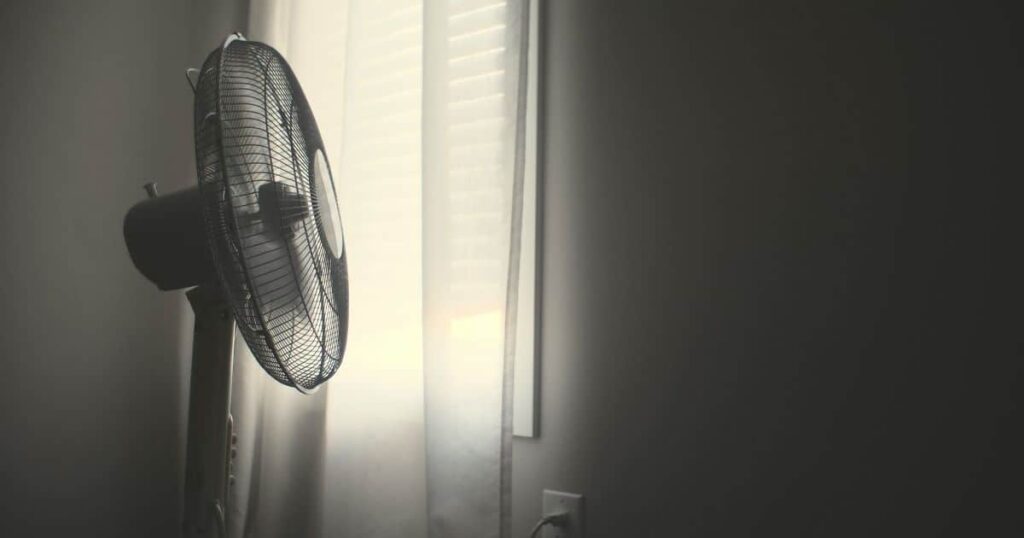 Δροσιά χωρίς κλιματιστικό: Το έξυπνο κόλπο με τον ανεμιστήρα που δεν πάει ο νους σου