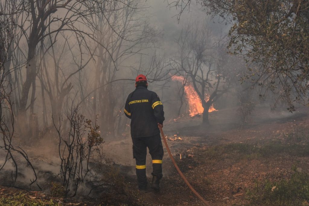 Φωτιά κοντά στο αεροδρόμιο στα Σπάτα: Στη μάχη πάνω από 100 πυροσβέστες- Καλύτερη η εικόνα