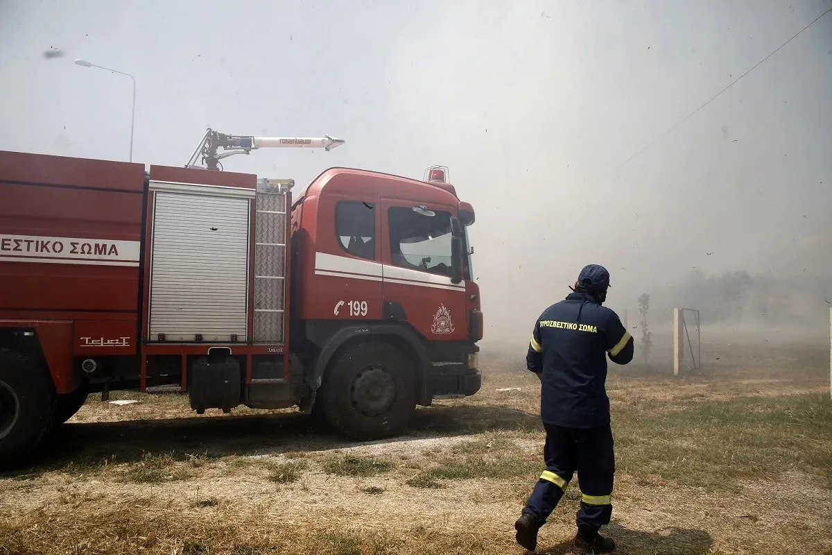 ΕΚΤΑΚΤΟ: Ήχησε το 112 για τη φωτιά – “Κλείστε πόρτες και παράθυρα” – Επιχειρεί και ελικόπτερο