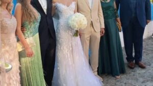 Γάμος στην ελληνική showbiz: Παντρεύτnκαν μετά από 10 χρόνια – Το εντυπωσιακό νυφικό και η καλλονή σύζυγος – Ποιοι είναι