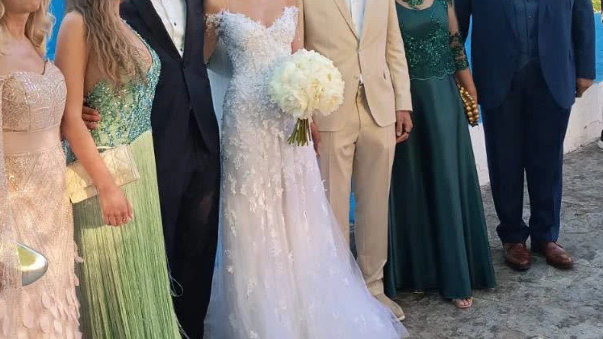 Γάμος στην ελληνική showbiz: Παντρεύτnκαν μετά από 10 χρόνια – Το εντυπωσιακό νυφικό και η καλλονή σύζυγος - Ποιοι είναι
