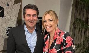 Nικητής ο Γιώργος Μυλωνάκης: Η πρώτη εμφάνιση μετά την περιπέτεια υγείας του – Χαμογελαστός στον Ευαγγελισμό – Φωτoγραφίες