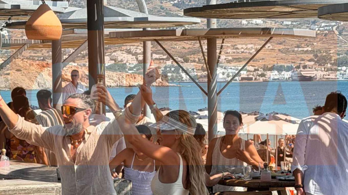 Το γαμήλιο πάρτι της Αθηνάς Οικονομάκου και του Μπρούνο Τσερέλα: Η μισή showbiz στην Πάρο (φωτογραφίες)