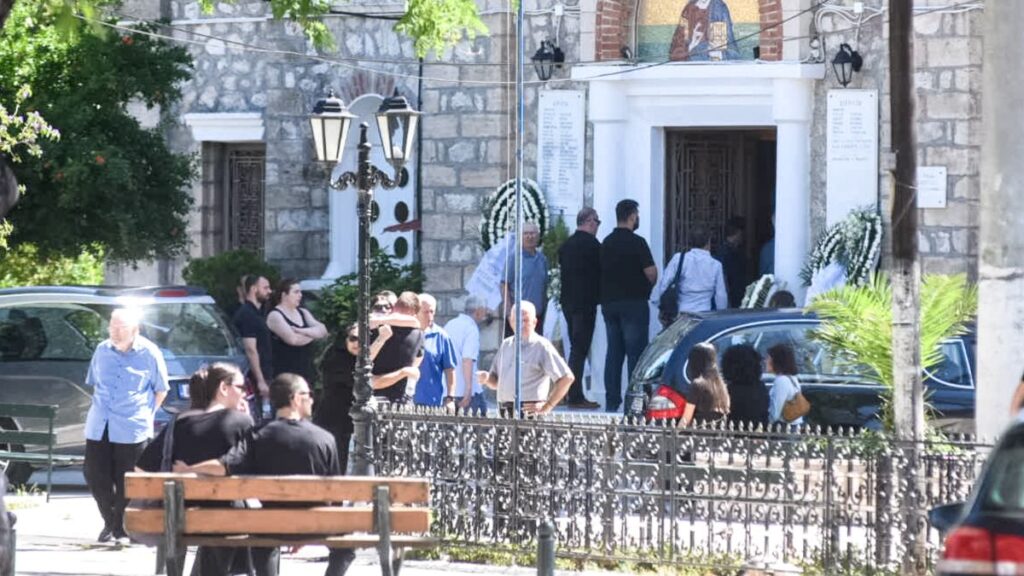 Αίγιο: «Πάγωσαν» όλοι στην εκκλησία – Τι συνέβn στην κηδεία Μαρίας και Ολύμπιου
