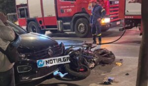 Φρικτό δυστύχημα στην Καλλιθέα: Μοτοσικλέτα παρέσυρε πεζή και καρφώθηκε σε σταθμευμένο Ι.Χ. – Διαμελίστηκε ο οδηγός της