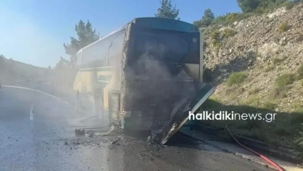 Λεωφορείο του ΚΤΕΛ Χαλκιδικής τυλίχτηκε στις φλόγες ενώ μετέφερε 15 επιβάτες