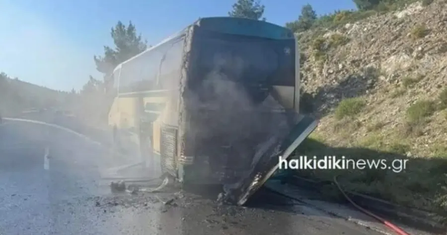 Λεωφορείο του ΚΤΕΛ τυλίχτηκε στις φλόγες