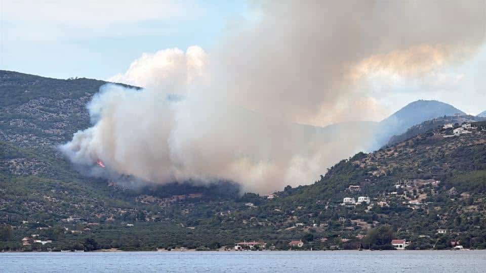 Φωτιά στο Λουτράκι – Καίει δίπλα στη Λίμνη Βουλιαγμένης