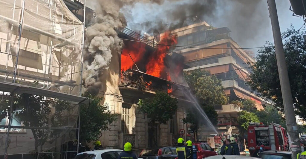 Φωτιά σε διώροφο κτίριο μέσα στην Αθήνα – Γυναίκα πήδηξε από το μπαλκόνι για να σωθεί από τις φλόγες