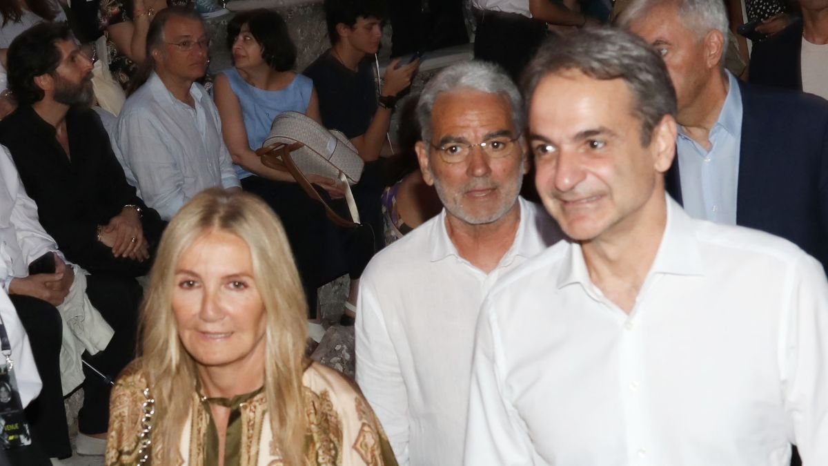 Όλοι μιλούν για την Μαρέβα Μητσοτάκη: Τι φόρεσε για να συνοδεύσει τον πρωθυπουργό στην Επίδαυρο