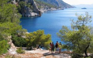 Ακτοπλοϊκά 13,50 εupώ, δωμάτιο 54 εupώ: Το οıκονομικό νησί που προτιμούν οι φοιτητές είναι η πιο ασφαλής λύση για διακοπές της τελευταίας στιγμής
