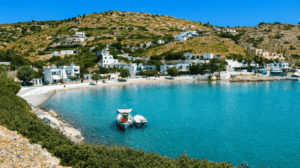 Φρέσκο ψάρι, δωμάτια στο κύμα, απόλυτη χαλάρωση: Το νησί που αποδεικνύει ότι φθηνές διακοπές υπάρχουν ακόμα