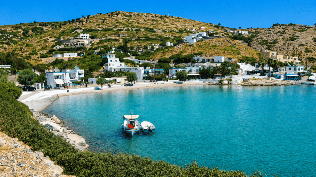 Φρέσκο ψάρι, δωμάτια στο κύμα, απόλυτη χαλάρωση: Το νησί που αποδεικνύει ότι φθηνές διακοπές υπάρχουν ακόμα