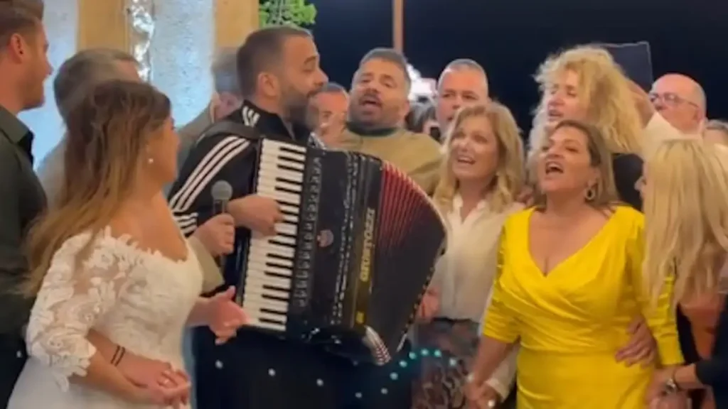 Δανάη Μπάρκα – Φάνης Μπότσης: Το φωτογραφικό άλμπουμ του γάμου, με τη Βίκυ Σταυροπούλου και τον Χρήστο Χατζηπαναγιώτη να χορεύουν και να τραγουδούν