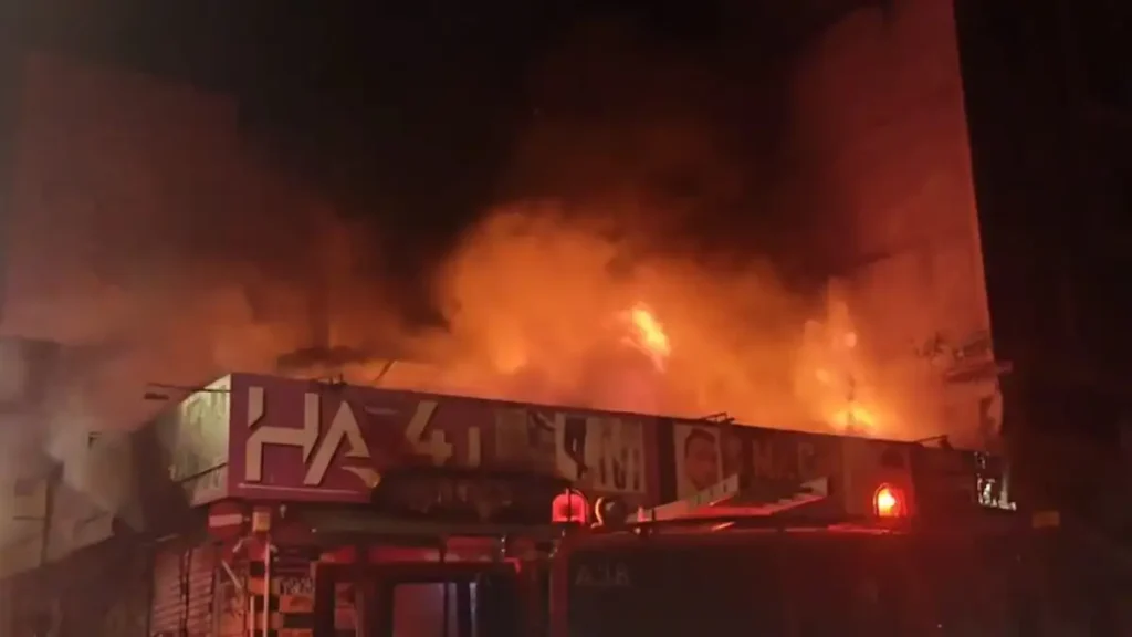 Μεγάλη φωτιά σε συγκρότημα καταστημάτων στο κέντρο της Αθήνας