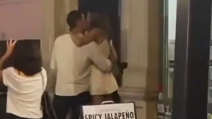 Ραντεβού έγινε viral για τον άνδρα που πήγε τη γυναίκα μέχρι την είσοδο του σπιτιού της και μετά έφυγε