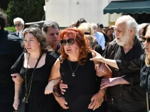 Κηδεία Σωτήρη Τσόγκα: Συντετριμμένη και υποβασταζόμενη η σύζυγός του, Μαίρη Ραζή – Οι πρώτες φωτογραφίες