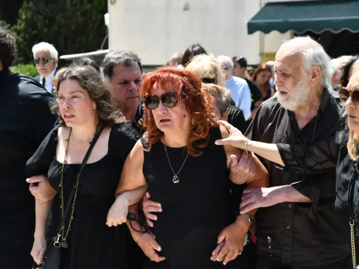 Κηδεία Σωτήρη Τσόγκα: Συντετριμμένη και υποβασταζόμενη η σύζυγός του, Μαίρη Ραζή - Οι πρώτες φωτογραφίες