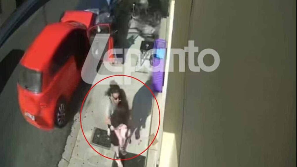 Ναύπακτος: Μητέρα σώζει με αυτοθυσία το μικρό παιδί της – Ηλικιωμένος οδηγός παραλίγο να τους θερίσει