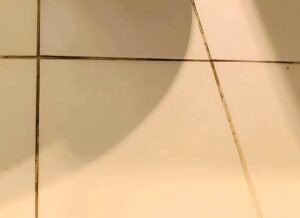 Πώς να αφαιρέσετε τη μαυρίλα ανάμεσα στα πλακάκια στο μπάνιο – Το κόλπο που ξέρουν λίγοι