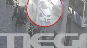Σοκ στο Ίλιον: Καρέ καρέ ο άγριος ξυλοδαρμός οδηγού λεωφορείου από μοτοσικλετιστή – Βίντεο ντοκουμέντο