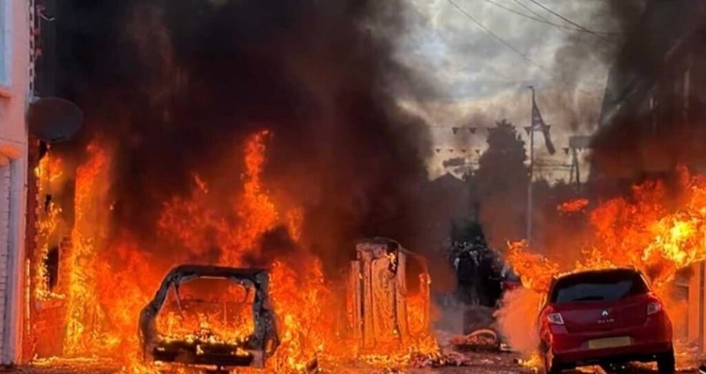 Χάος στο Μπέλφαστ: Φλέγεται η πόλη μετά την επίθεση Σουδανού στον 40χρονο – Διαδηλωτές καίνε σπίτια μεταναστών