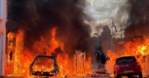 Χάος στο Μπέλφαστ: Φλέγεται η πόλη μετά την επίθεση Σουδανού στον 40χρονο – Διαδηλωτές καίνε σπίτια μεταναστών